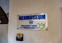 Im Gebäude befindet sich zudem ds Rehmuseum in den ehemaligen Stallungen. • © alpintreff.de - Christian Schön